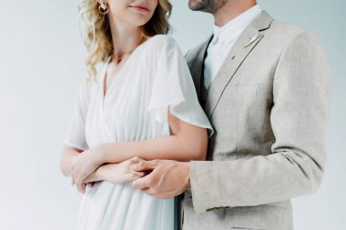 beyaz izole gelinlik damat sarılma gelin kırpılmış görünümü 