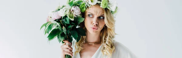 Panoramabild Attraktiva Och Blonda Bride Holding Bouquet Isolerad Vit — Stockfoto