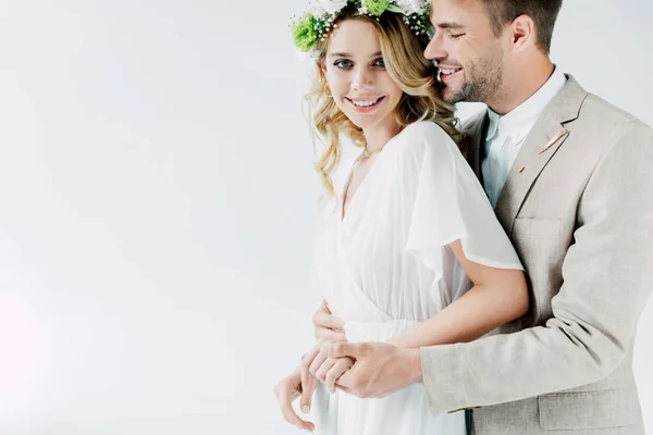 Vacker Brudgum Kostym Kramas Med Brud Brudklänning Och Krans Isolerad — Stockfoto