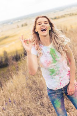 t-shirt çekici kadın gülümseyerek ve ok jest gösteren 