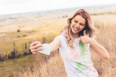 t-shirt çekici kadın selfie alarak ve başparmak gösteren