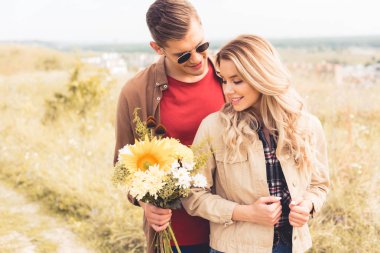 sarışın kadına buket veren gözlük yakışıklı adam 