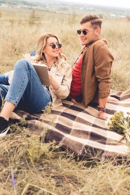 dışında konuşan kitap ile yakışıklı adam ve çekici kadın 