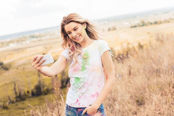 Atractiva Mujer Camiseta Sonriendo Tomando Selfie Fuera — Foto de Stock