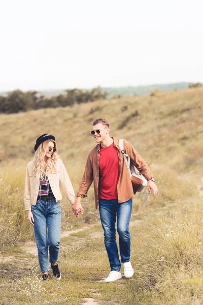 Atractiva Mujer Hombre Guapo Sonriendo Tomados Mano — Foto de Stock