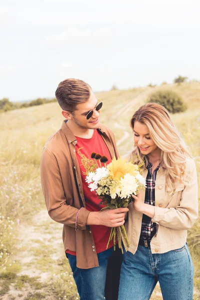 Knappe Man Glazen Geven Boeket Aan Blonde Vrouw — Stockfoto