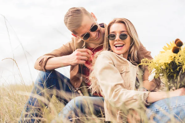 Mujer Atractiva Con Ramo Hombre Guapo Sonriendo Sentado Fuera — Foto de Stock