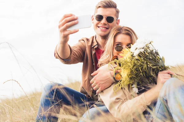 Mulher Atraente Com Buquê Bonito Homem Tomando Selfie — Fotografia de Stock