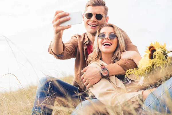 Attraktiv Kvinna Med Bukett Och Stilig Man Tar Selfie — Stockfoto