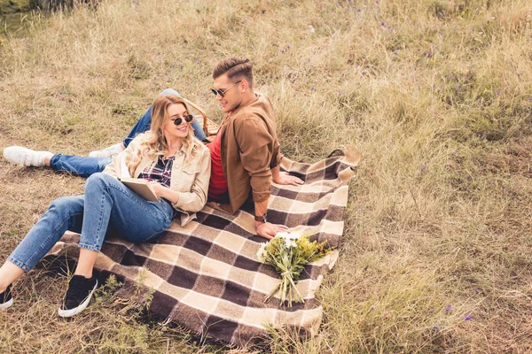 Hombre Guapo Mujer Atractiva Con Libro Hablando Fuera —  Fotos de Stock