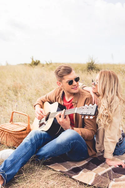 Jóképű Ember Játszik Akusztikus Gitár Vonzó Ölelgetés Neki — Stock Fotó