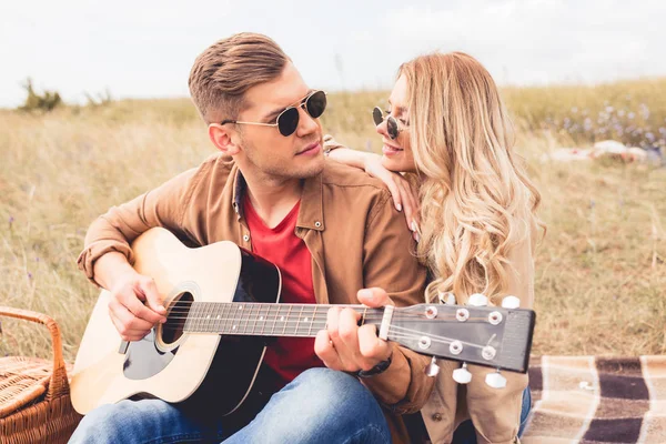 Homem Bonito Tocando Guitarra Acústica Mulher Atraente Abraçando Ele — Fotografia de Stock