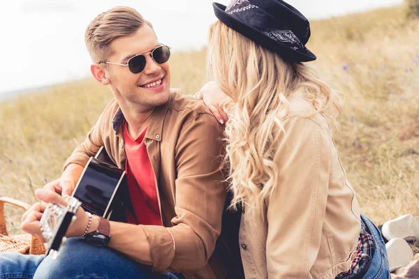 Stilig Man Spelar Akustisk Gitarr Och Attraktiv Kvinna Kramar Honom — Stockfoto