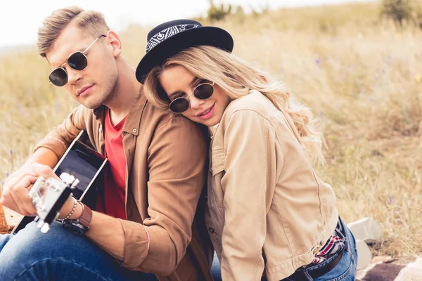 Guapo Hombre Tocando Guitarra Acústica Atractiva Mujer Abrazándolo — Foto de Stock