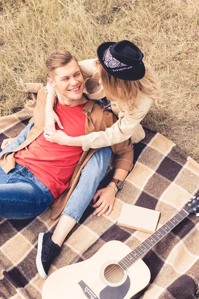 Vista Ángulo Alto Del Hombre Mujer Guapos Abrazando Sentado Manta — Foto de Stock