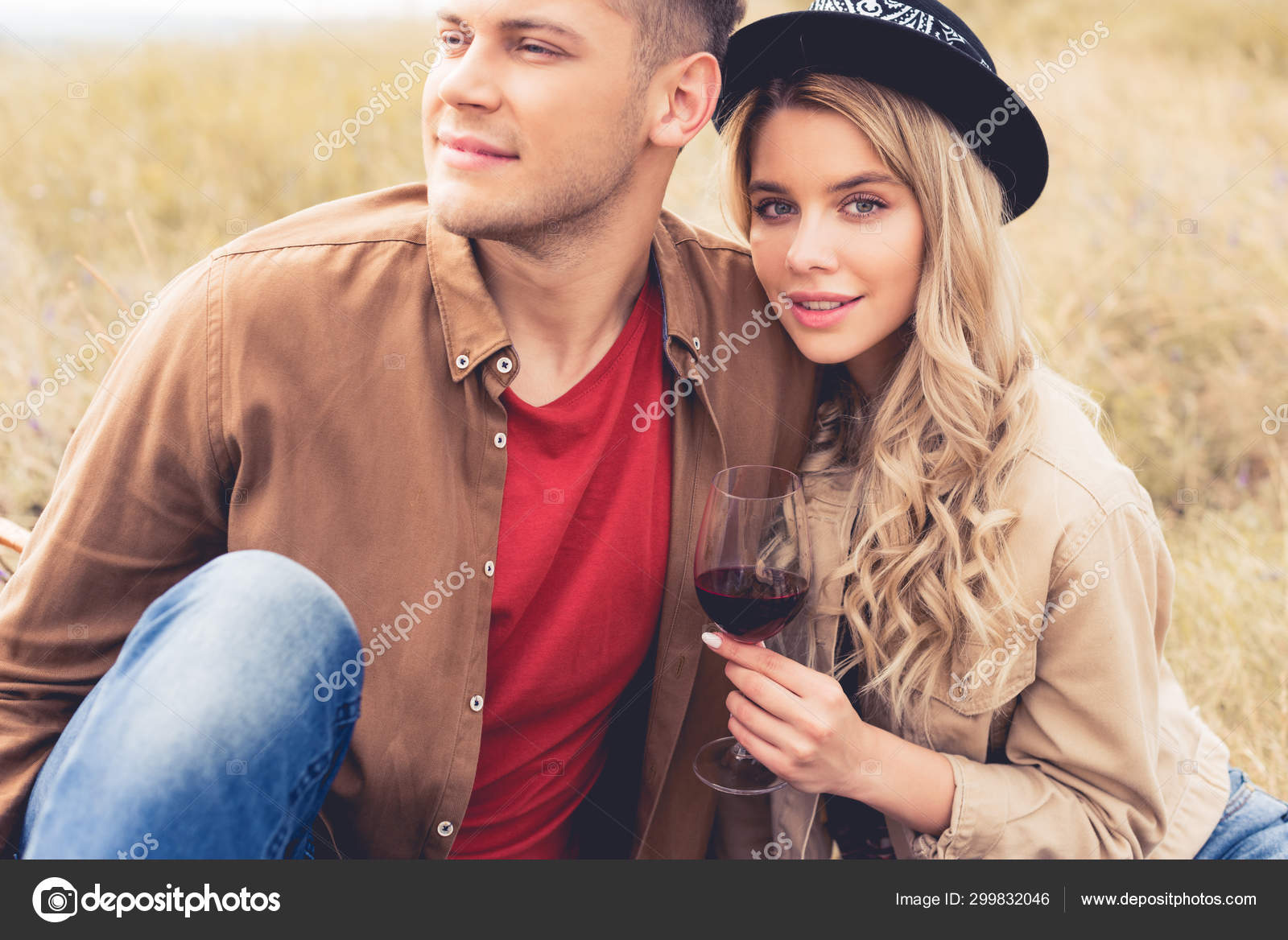 Hombre Guapo Mirando Hacia Otro Lado Atractiva Mujer - 