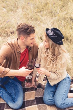 yakışıklı adam ve şarap bardakları ile clinking çekici kadın