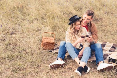 yakışıklı adam ve şarap bardakları ile clinking çekici kadın