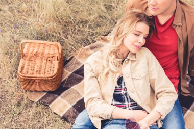 şarap bardağı tutan erkek ve çekici kadın yüksek açı görünümü