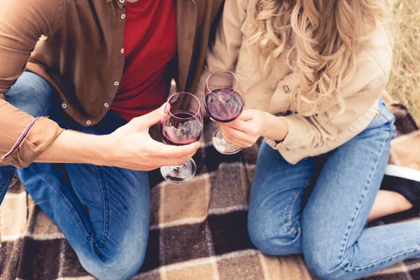 Cropped View Man Woman Holding Wine Glasses — Stock Photo, Image
