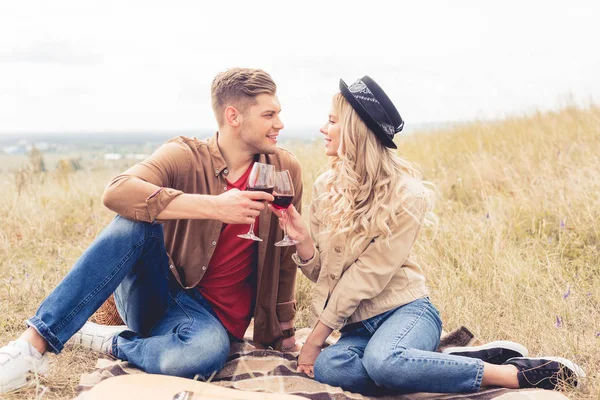 Homem Bonito Mulher Atraente Clinking Com Copos Vinho — Fotografia de Stock