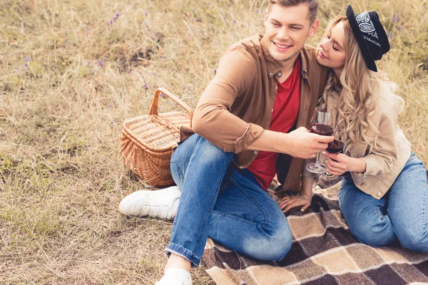 Attraktiv Kvinna Hatten Kysser Stilig Och Leende Man — Stockfoto