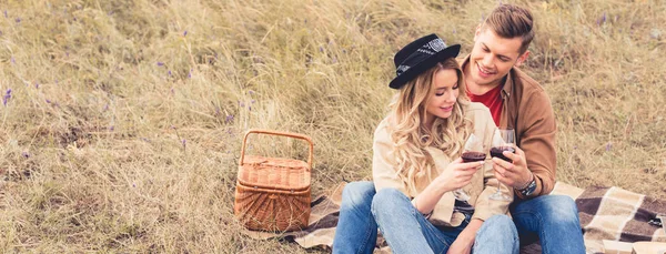 Plano Panorámico Hombre Guapo Mujer Atractiva Tintineo Con Copas Vino — Foto de Stock