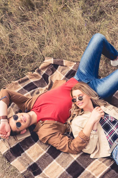 Aantrekkelijke Vrouw Knappe Man Knuffelen Liggend Deken — Stockfoto