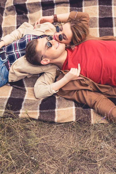 Mulher Atraente Homem Bonito Abraçando Deitado Cobertor — Fotografia de Stock