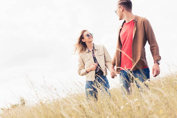 Séduisante Femme Bel Homme Lunettes Soleil Tenant Main — Photo