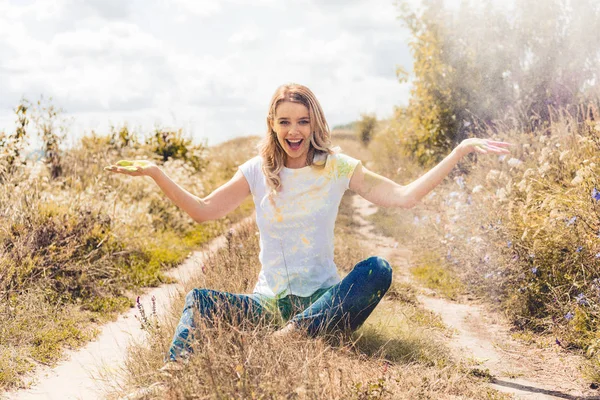 Attraktiv Blond Kvinne Som Smiler Kaster Farget Pulver – stockfoto