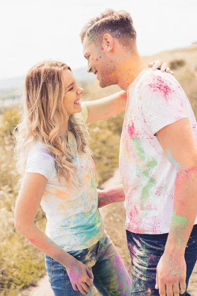 Atractiva Mujer Hombre Guapo Sonriendo Abrazándose Fuera — Foto de Stock