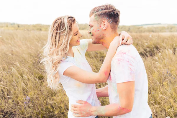 Attraente Donna Bello Uomo Sorridente Abbracciare Fuori — Foto Stock