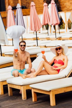 güneşli bir günde tatil de kokteyl gözlük tutan seksi çift