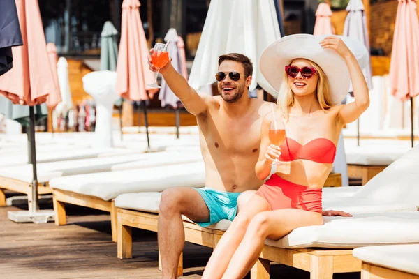 Happy Leende Par Håller Cocktails Resort Sunny Day — Stockfoto