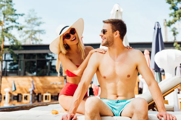 Sorrindo Menina Sexy Óculos Sol Suavemente Tocando Namorado Resort — Fotografia de Stock