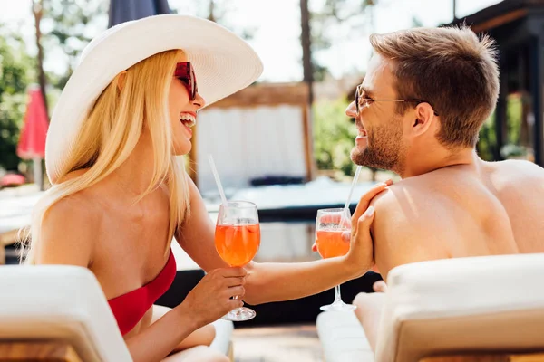 Sexy Paar Liegt Mit Cocktails Auf Liegestühlen Resort — Stockfoto