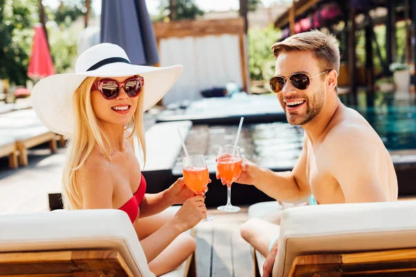 Sexy Couple Lying Loungers Cocktails Resort — Stock Photo, Image