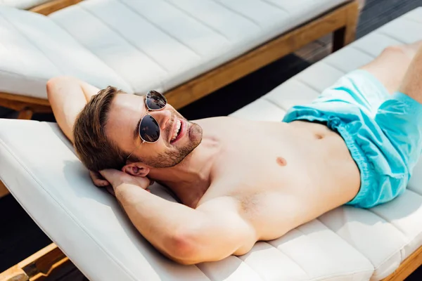 Ευτυχισμένος Άνθρωπος Χωρίς Μπλούζα Γυαλιά Ηλίου Ξαπλωμένος Στο Σαλόνι Στο — Φωτογραφία Αρχείου