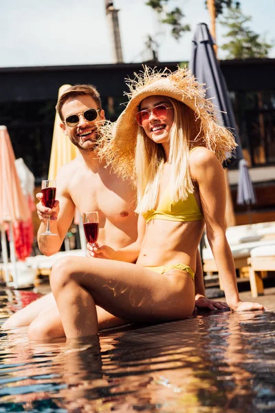 Casal Sexy Segurando Copos Vinho Tinto Sorrindo Piscina — Fotografia de Stock