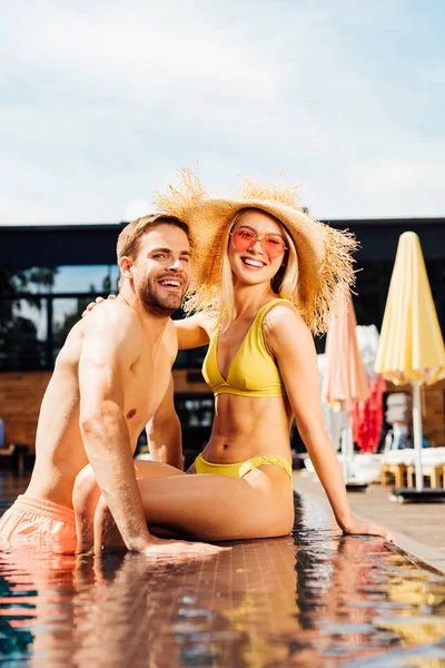 Sexy Szczęśliwy Para Obejmując Basen Słoneczny Dzień — Zdjęcie stockowe