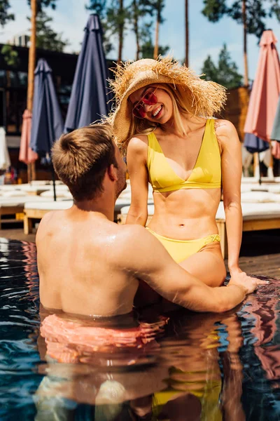 Sexy Happy Couple Swimming Pool Sunny Day — Stock Photo, Image