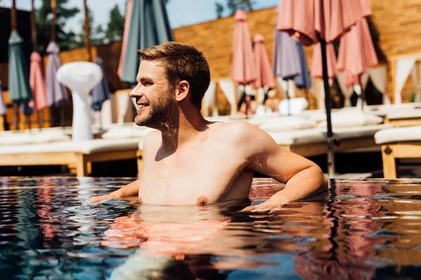 Jovem Sem Camisa Feliz Piscina Dia Ensolarado — Fotografia de Stock