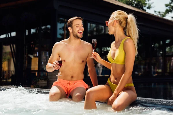 Casal Sexy Segurando Copos Vinho Tinto Piscina — Fotografia de Stock