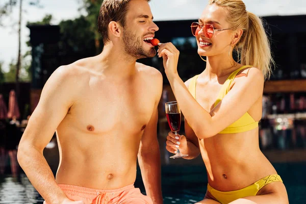 Sexy Girl Holding Glass Red Wine Feeding Boyfriend Strawberry Swimming — Stock Photo, Image