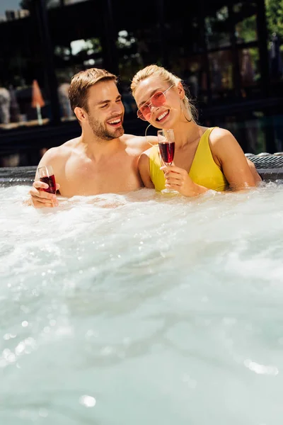Sexy Paar Hält Sonnigem Tag Rotweingläser Schwimmbad — Stockfoto