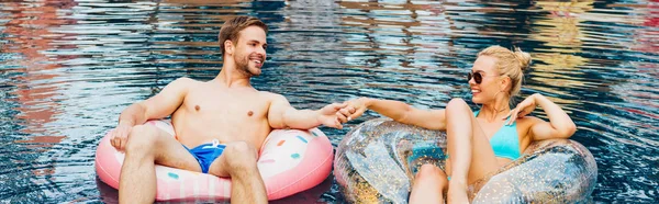 Plano Panorámico Pareja Sonriente Tomados Mano Mirándose Piscina — Foto de Stock