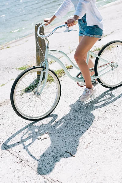 Recortado Vista Chica Montar Bicicleta Cerca Del Río Verano —  Fotos de Stock