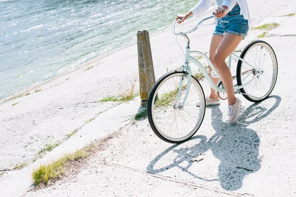 Részleges Kilátás Lány Lovaglás Kerékpáros Közelében Folyó Nyáron — Stock Fotó