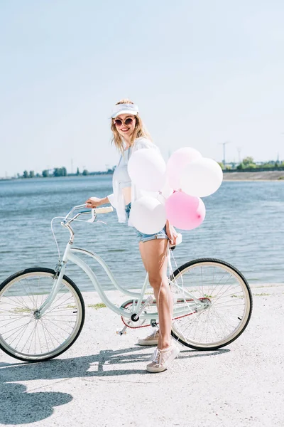 Zijaanzicht Van Gelukkig Blond Meisje Paardrijden Fiets Met Ballonnen Buurt — Stockfoto